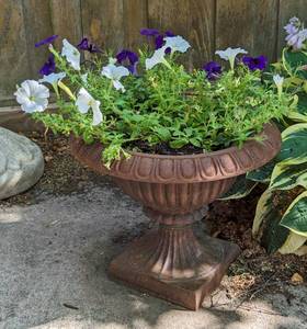lot 50 image: Cast Iron Planter