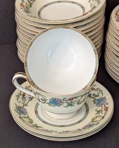lot 58 image: Noritake Norwich Dish Set