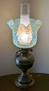 lot 65 image: Beautiful Opalescent Glass and Brass Table Lamp