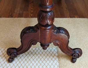 lot 75 image: Vintage Mahogany Drop Leaf Table