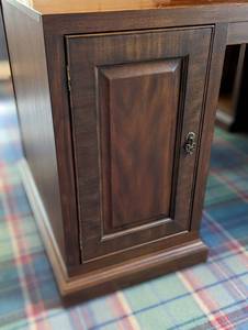lot 80 image: Drexel Heritage Office Desk with Bookshelf
