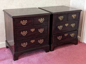 lot 91 image: Pair of Henredon Mahogany Nightstands