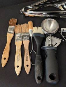 lot 139 image: Large Variety of Kitchen Utensils