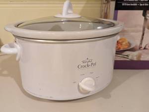 lot 145 image: Pair of Crock Pots and Chafing Dish