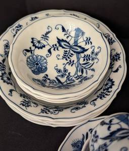 lot 148 image: Blue Danube Dish Set