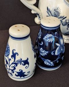 lot 149 image: Blue Danube Servingware