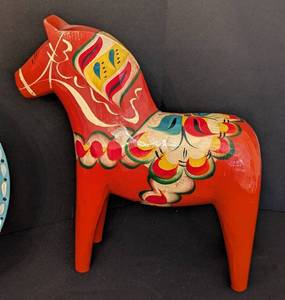 lot 157 image: Vintage Scandinavian Rosemaling Decor