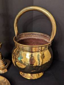 lot 167 image: Assorted Vintage Brass Decor