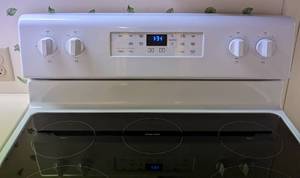 lot 178 image: Whirlpool Electric Stove