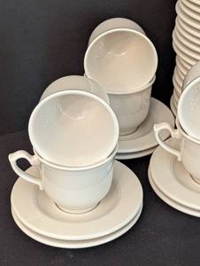lot 181 image: Homer Laughlin Dish Set