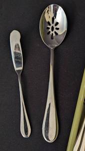 lot 183 image: Oneida Stainless Steel Flatware Set