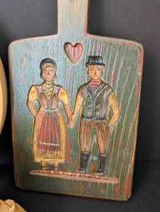 lot 193 image: Assorted Vintage Carved Wood Decor