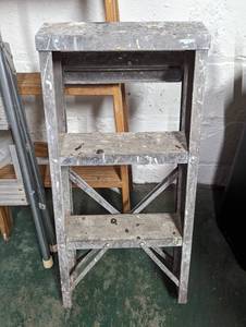 lot 207 image: Pair of Step Stools and 5ft Wood Ladder