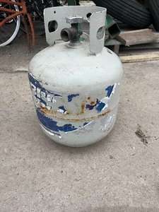 lot 46 image: Full 20 lb Propane Tank