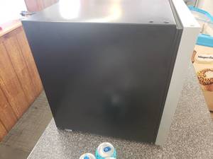 lot 3 image: Countertop Refrigerator
