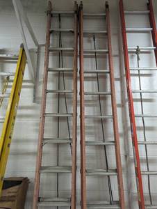 Lot of 2 extending Ladders