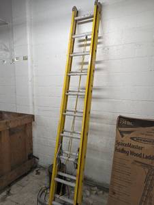 Fiberglass extending ladder
