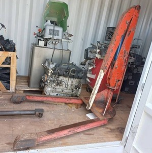 lot 33 image: Engine Hoist Cherry Picker