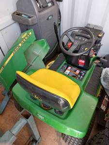 lot 36 image: John Deere LX 176 Lawn Tractor