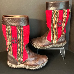 lot 36 image: Bjorn Tizoc Indian Wool Blanket & Brown Leather Boots 8.5