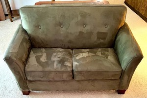 lot 14 image: ENGLAND by La-Z-Boy Green Faux Suede Loveseat