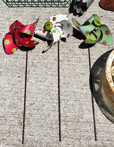 lot 130 image: Mixed Garden Fun Garden Pots and Garden Decor