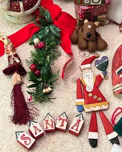 lot 135 image: Holy Christmas Stuff Christmas wreaths and so much more