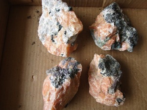 Apricot Quartz, Inclusions