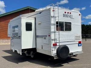 lot 1 image: 2004 Keystone Hornet 245RKS 5th Wheel NO RESERVE