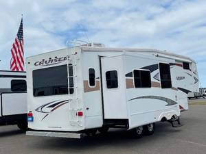 lot 4 image: 2011 Crossroads Cruiser 31RE 5th Wheel NO RESERVE