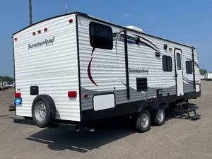 lot 5 image: 2015 Keystone Summerland 2670BH Travel Trailer NO RESERVE