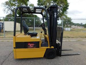 lot 6 image: Cat F30 3000lb Three Wheel Electric Forklift