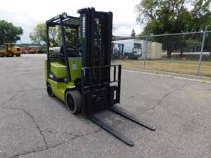 lot 5 image: Clark CGC25 5000lb Forklift