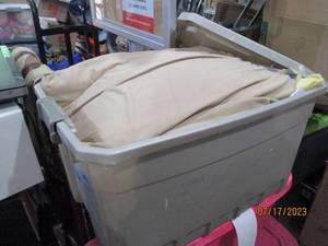 Covered tote of linens