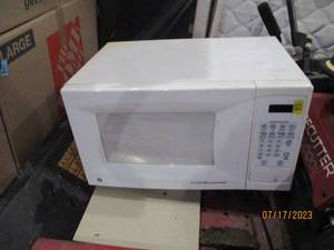 White digital countertop microwave