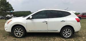 lot 1 image: 2013 Nissan Rogue SL