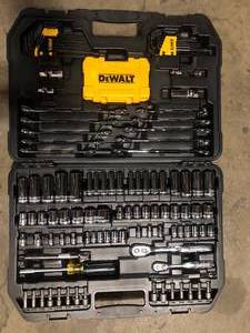 DEWALT 14 in. x 38 in. Drive Polished Chrome Mechanics Tool Set (142-Piece)  Customer Returns See Pictures
