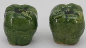 lot 4 image: Rosemeade Green Peppers Salt & Pepper Shakers