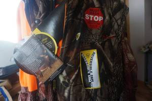 lot 2 image: Scent Blocker Brand Real Tree Hardwoods Hooded Camo Jacket and Pant Set