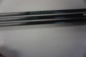 lot 32 image: 3 - Easton Carbon Storm Arrows