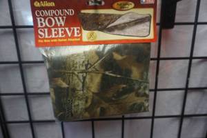 lot 115 image: Allen Model 132 Full Lenght Zippered Compound Bow Sleeve