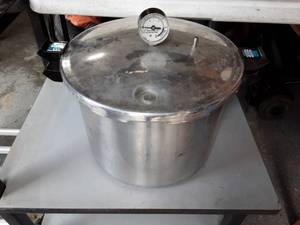 lot 5 image: Presto Pressure CookerCanner