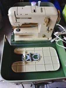lot 7 image: Bernina Portable Sewing Machine #7312 Made In Switzerland