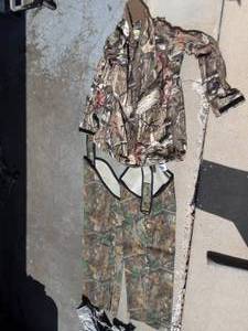 lot 17 image: Cabelas Scent Lock XL Jacket, Rattlers Size Regular Long Chaps
