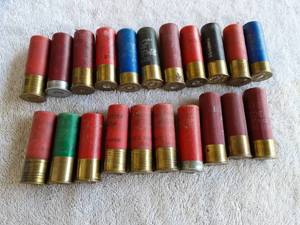 lot 44 image: 21 Assorted 12 Gauge Shotgun Shells Mostly 2 34 (Some 3)