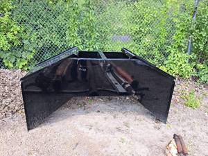 lot 464 image: Metal Truck Bed Tool Box