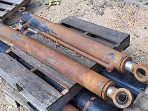 lot 465 image: Lot of (2) 56 Hydraulic Pistons