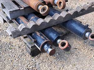 lot 466 image: Lot of (3) 80 Hydraulic Pistons
