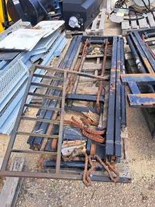 lot 493 image: Forklift Mast