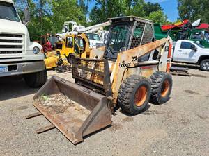 lot 436 image: Bobcat 943 Diesel Skid Steer Loader with 79 Bucket Attachments